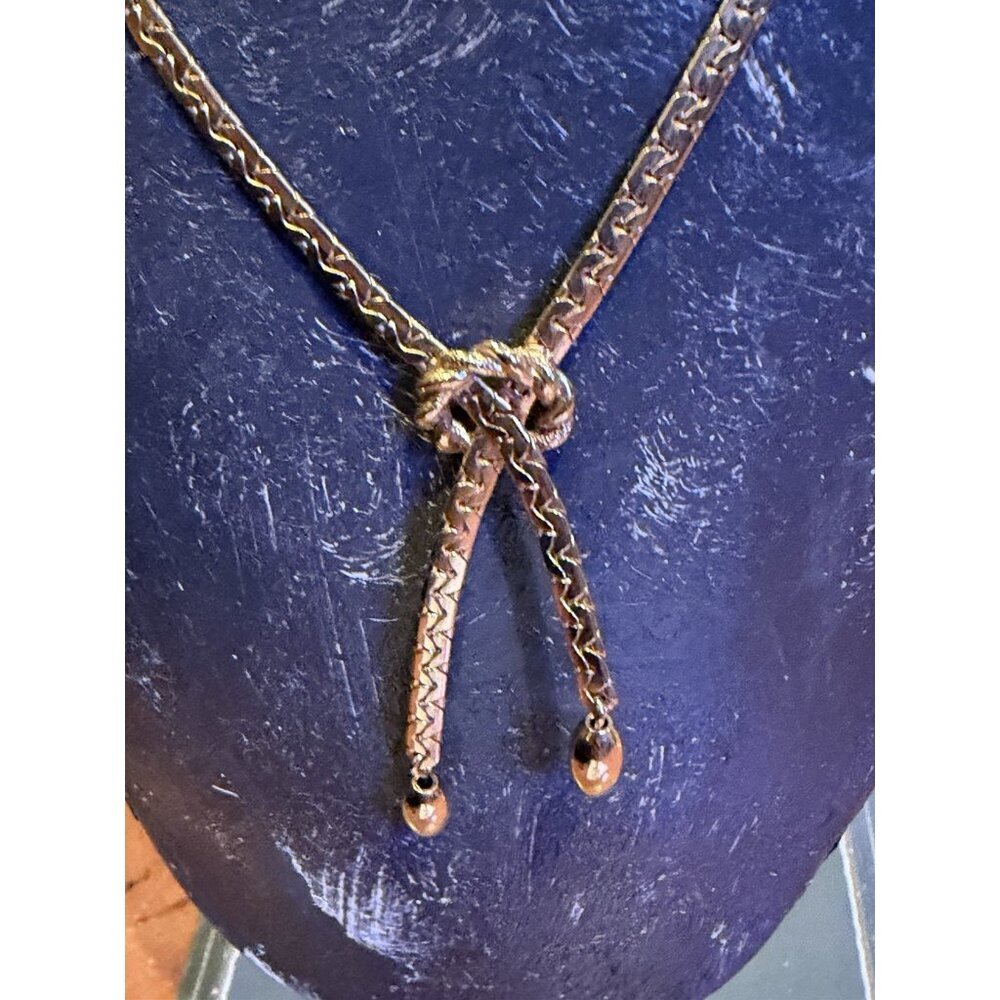 SARAH COVENTRY LARIAT STYLE FLAT CURB GOLD CHAIN LOVERS KNOT PENDANT NECKLACE EU - Picture 3 of 8